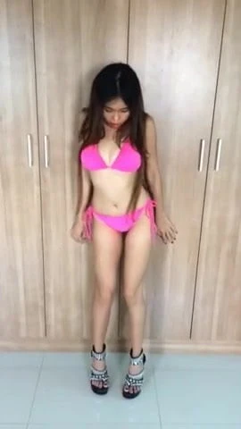 Taylandlı sürtük bikini dansı