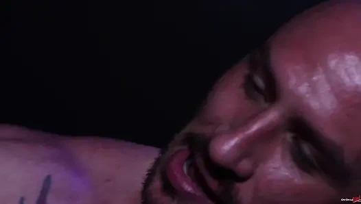 Masum bir oğlana öğretiyor