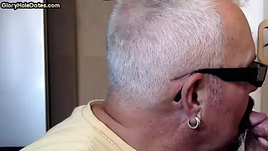 Grayhair duvar deliği dilf özel yakın çekim videosunda yarak emiyor