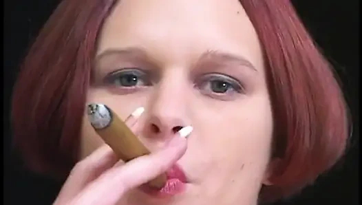 Keegan Skky çıplak kızların sigara içtiği film