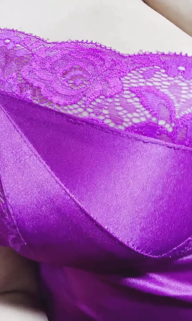 Çıplak mastürbasyon, göğüslerini sağıyor ve amcık yalıyor