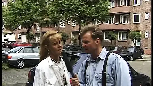 Sarışın orta yaşlı seksi kadın röportaj yapıyor