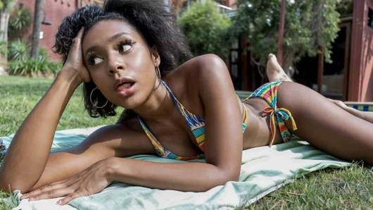 Zenci tatlı kız açık havada gırtlağına kadar sakso çekerken göz teması kırmıyor - bakış açısı