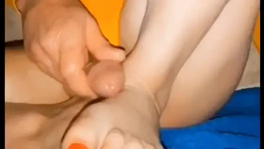 Banyomda seksi sarı tulumumla büyük şişmiş kadın yarağımı sikiyor