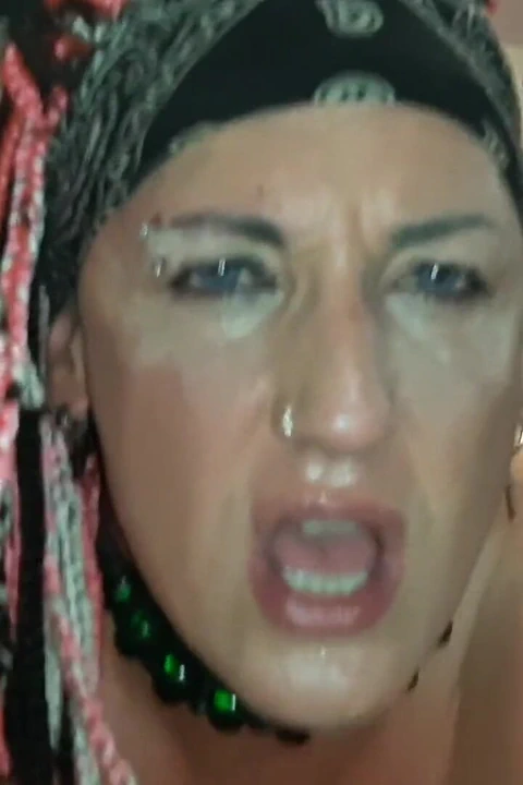 Gırtlağına kadar büyük bir yarak yiyor