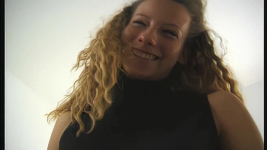 Sevimli genç kız sana azgın amını gösteriyor