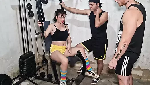 Ben ve üvey erkek kardeşim ateşli eğitmeni sikmek için spor salonuna gittik