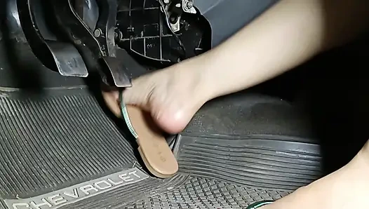 Corsa pedallarını flip floplarla hızlandırmak ve pompalamak