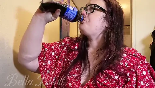 Yakın röntgencilik gulp, chug ve geğirme! Bella Blast