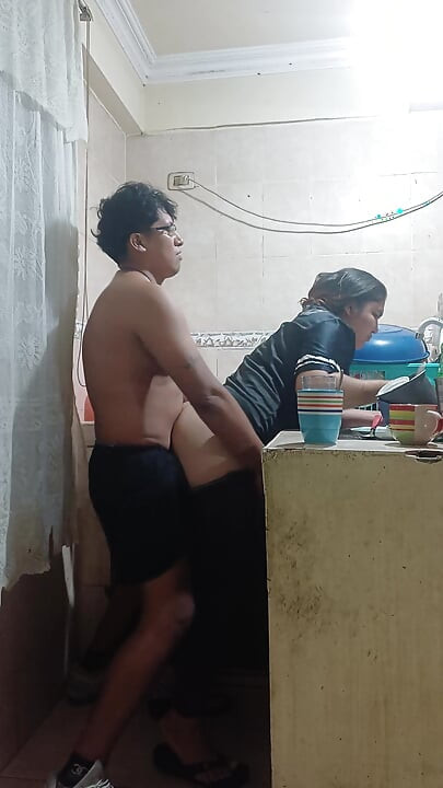 Üvey kız kardeşimi mutfakta sikiyorum, teyzem neredeyse bizi keşfediyor