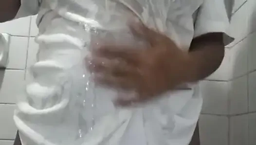 Islak tişörtlü azgın orta yaşlı seksi kadın