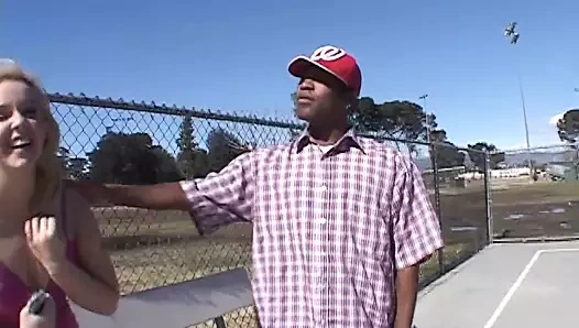 Kocası iş yerinde iken hile karısı bbc hoşlanır