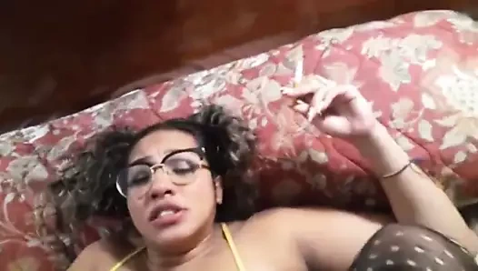 Çığlık atan Kolombiyalı şeker cain sigara içiyor