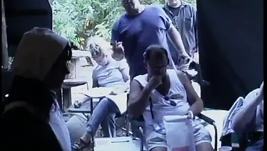 Esmer piliç bir adama binmeyi seviyor