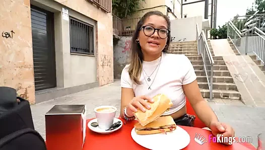 İlk pornosunu yapmak üzere: Yetenek fabrikasında bir gün!