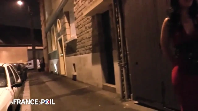 Güzel öğrencimiz Jessica için eş değiştirenler için bir kulüpte ilk deneyim