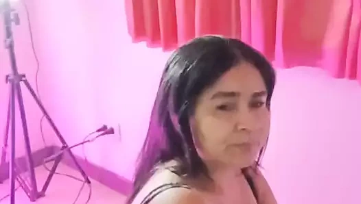 Bu yaşlı bayan sadece onu sikmeyi düşünürken sana karın bölgesi eğitimi veriyor.