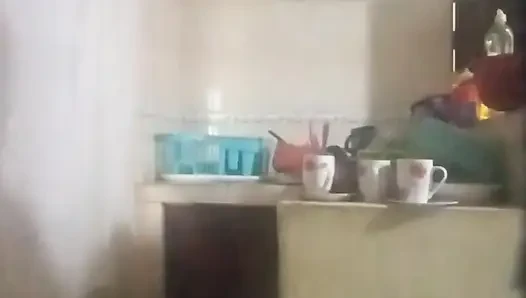 Hizmetçi mutfakta sikiliyor (karım neredeyse bizi buluyor)
