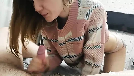 Büyük götlü bebek binerken bir oyuncak kullanıyor