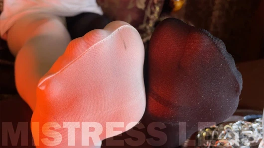 Siyah ve beyaz külotlu çoraplı tanrıça ayakla azdırıyor