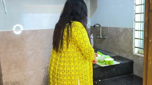 Mutfakta köri keserken aniden kayınvalidemi siktim - desi sert seks