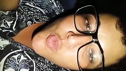 Nerd tesuda Mostrando bir buceta