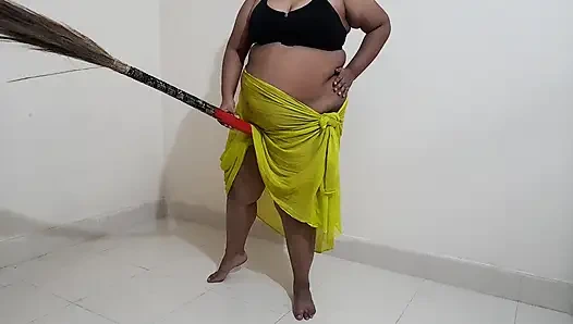 Горничная дези сексуально возбуждается во время подметания дома и занимается сексом с веником