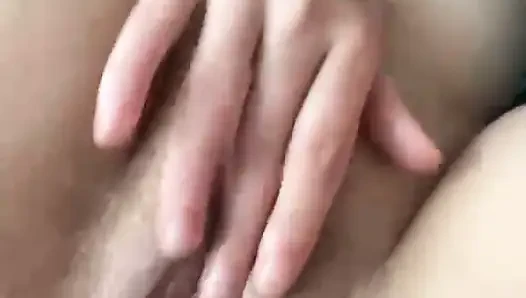 Vanessa18 amcığıyla oynuyor
