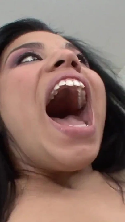 Busty siyah saçlı latina kız gets bir Creampie içinde ona kedi | Klip 1