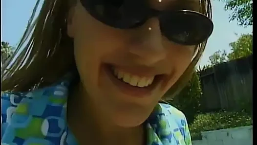 Genç sarışın erkek delisi sıcak bir yaz gününde bahçedeki sandalyeye atıldı ve azarlandı