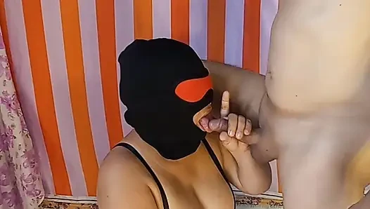 Amatör Hintli evli kadın maskeli gırtlağına kadar alıyor