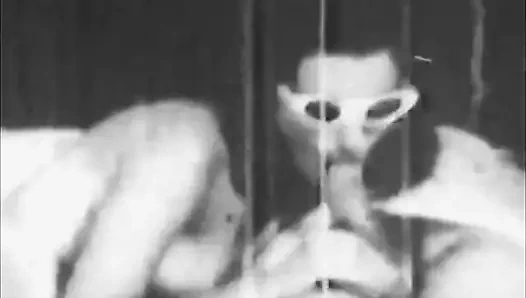 Güneş gözlüklü civciv kıyafetlerini ütüler (1960'larda vintage)