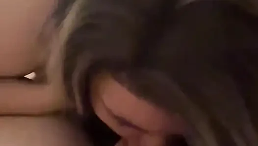 Amateur strippt und lutscht selbstgedreht
