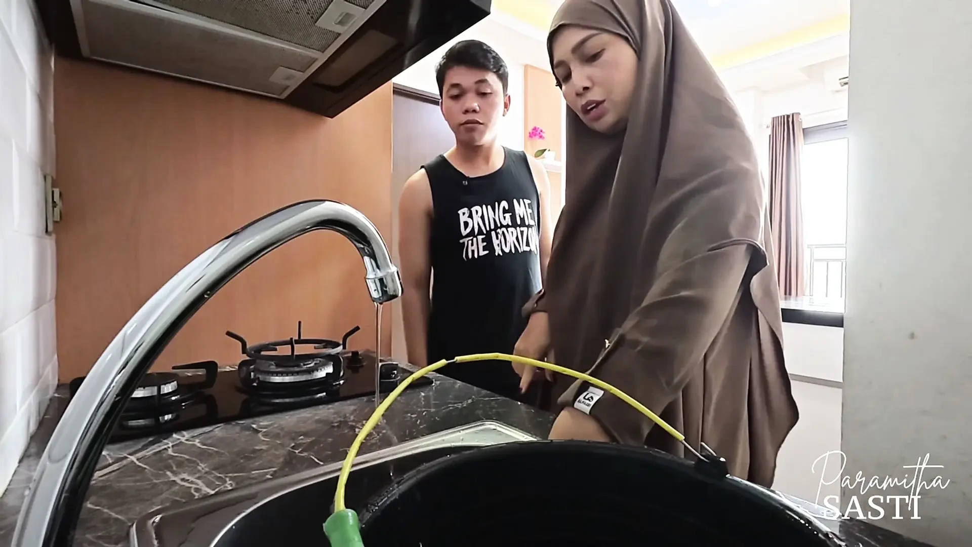 Musluğu Tamir Etmek İçin Yardım İstediğinde Hijablı Komşum Sikildi