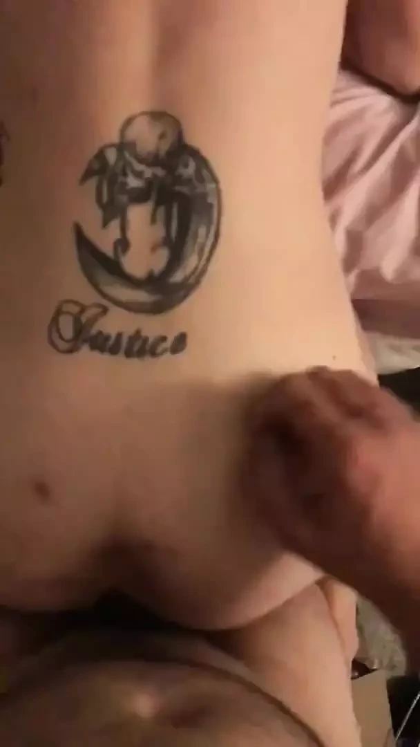 Bir iphone, bir yatak odası ve bir oyuncak vibratör.