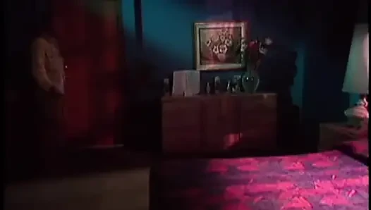 Ateşli seksi sarışın sikişmeden önce adama uzun derin sakso çekiyor