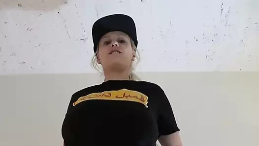 Azgın büyük götlü orta yaşlı seksi kadın 18 yaşındaki oğlanla sikişiyor