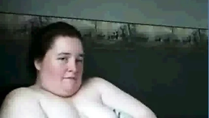 Judy sohbette kamerada göğüsleri ile oynuyor.