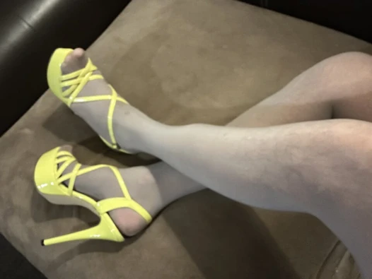 Seksi iç çamaşırı giyerken sert yarağımla siktiğim fluro sarı yüksek topuklu ayakkabılar
