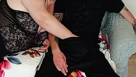 Bir komşu ağzına boşalmadan önce derin ve yüksek kalitede sakso çekiyor