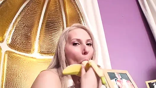 Muzun üzerinde yarak emmeyi gösteren çarpıcı güzeller