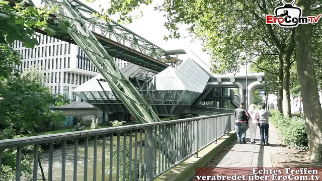 Sokak flörtü - minyon sarışın genç anal üçlü için yakalandı