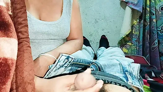 Hintli yenge durmadan sert sakso çekiyor ve edepsizce konuşan net Hintçe voic ile dewar büyük yarak boşalma derleme videosu