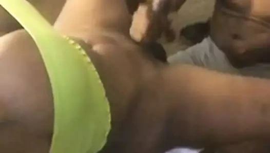 Siyah adam başını veren