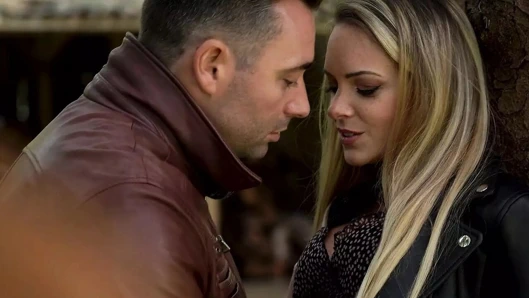 Karısı bir ormanda bir arkadaşıyla paylaşıyor