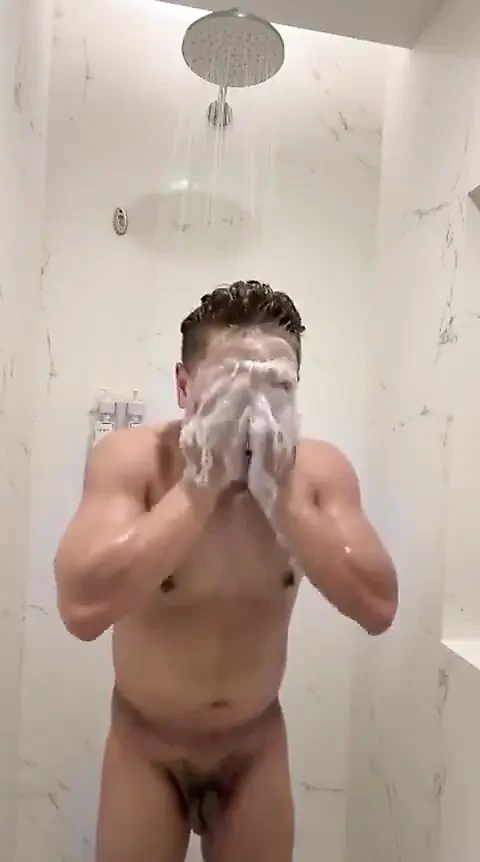 Filipinli kaslı twink otel duşunda sert yarağını patlayana kadar okşuyor