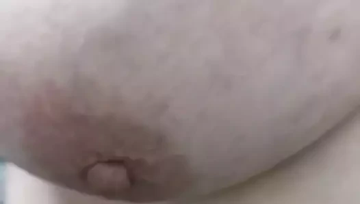 Çinli büyükanne büyük ve sarkık göğüslerini gösteriyor