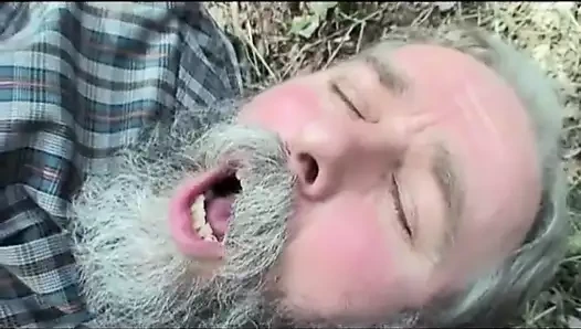 Busty büyükanne ormanda eğleniyor