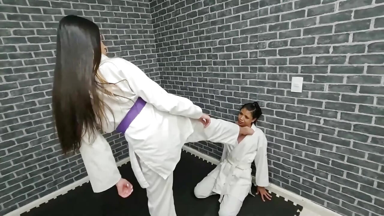 Karate dövüşü Amanda Nataly'ye karşı - model ayaklarla güç tekmeliyor