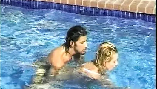 Vahşi bir Alman bebek havuzda sıkı deliklerini siktiriyor